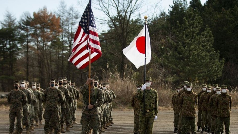 共同訓練中のアメリカ兵と日本兵。 写真：AP通信