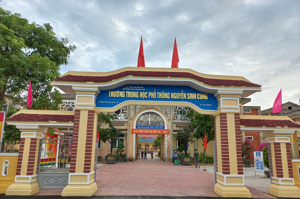 Trường THPT Nguyễn Sinh Cung (huyện Ph&uacute; Vang, tỉnh Thừa Thi&ecirc;n Huế) cho học sinh nghỉ trước quy định để thầy c&ocirc; đi tắm biển. Ảnh FBNT