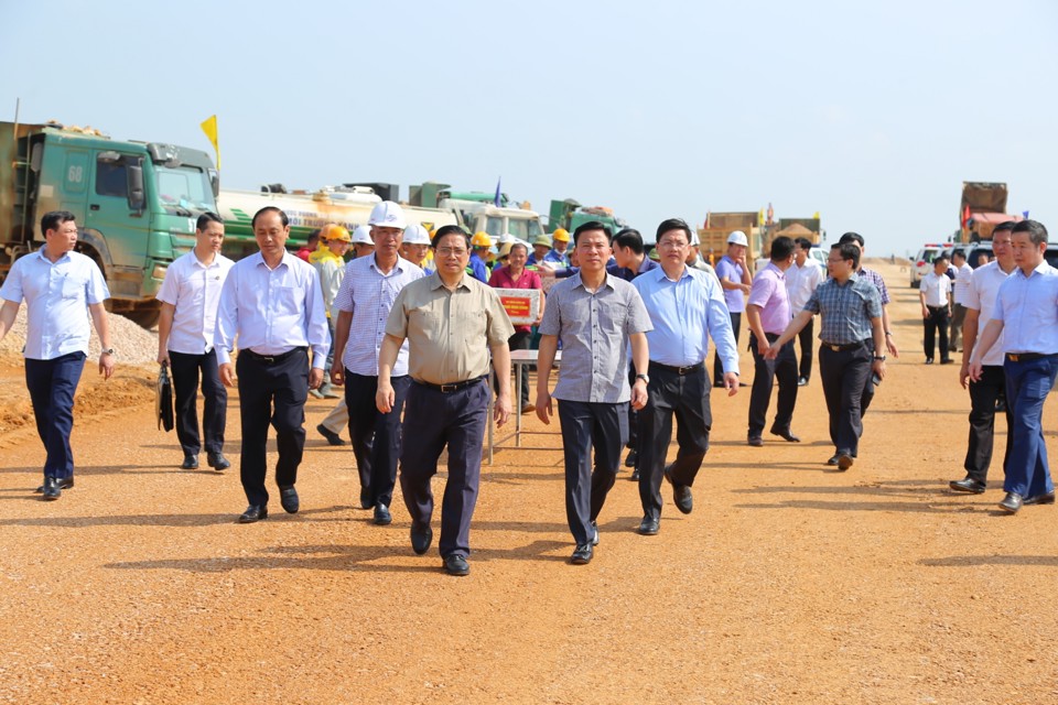 Thủ tướng Ch&iacute;nh phủ Phạm Minh Ch&iacute;nh c&ugrave;ng l&atilde;nh đạo c&aacute;c bộ ng&agrave;nh, l&atilde;nh đạo tỉnh Thanh H&oacute;a đi kiểm tra tiến độ thi c&ocirc;ng cao tốc Bắc - Nam ph&iacute;a Đ&ocirc;ng qua Thanh H&oacute;a ng&agrave;y 1/5. Ảnh: Minh Hiếu