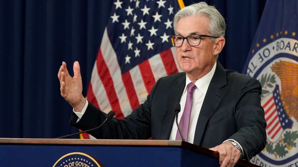 Chủ tịch Fed Jerome Powell ph&aacute;t biểu tại cuộc họp b&aacute;o h&ocirc;m 3/5. Ảnh: Reuters