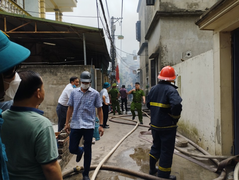Hà Nội: Cháy ở Tam Trinh, xưởng gỗ bị thiêu rụi - Ảnh 2