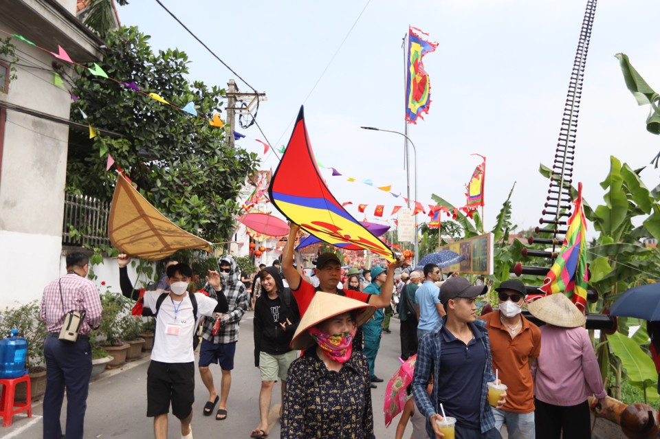 Sau hơn hai năm chịu ảnh hưởng của dịch Covid-19, năm nay, người d&acirc;n x&atilde; Hồng H&agrave; mới lại vui mừng mở hội lớn, đ&oacute;n kh&aacute;ch gần xa.&nbsp;Theo th&ocirc;ng lệ, hội thi thả diều l&agrave;ng B&aacute; Dương Nội được tổ chức v&agrave;o đ&uacute;ng dịp rằm th&aacute;ng Ba &acirc;m lịch h&agrave;ng năm, gắn liền với truyền thuyết về ng&ocirc;i miếu thờ thần Ch&acirc;u Thổ được x&acirc;y dựng trước thế kỷ thứ X.