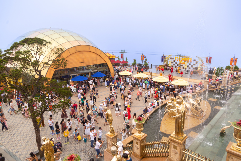 Hàng ngàn du khách đến vui chơi tại Công viên châu Á và Bà Nà Hills - Ảnh 3