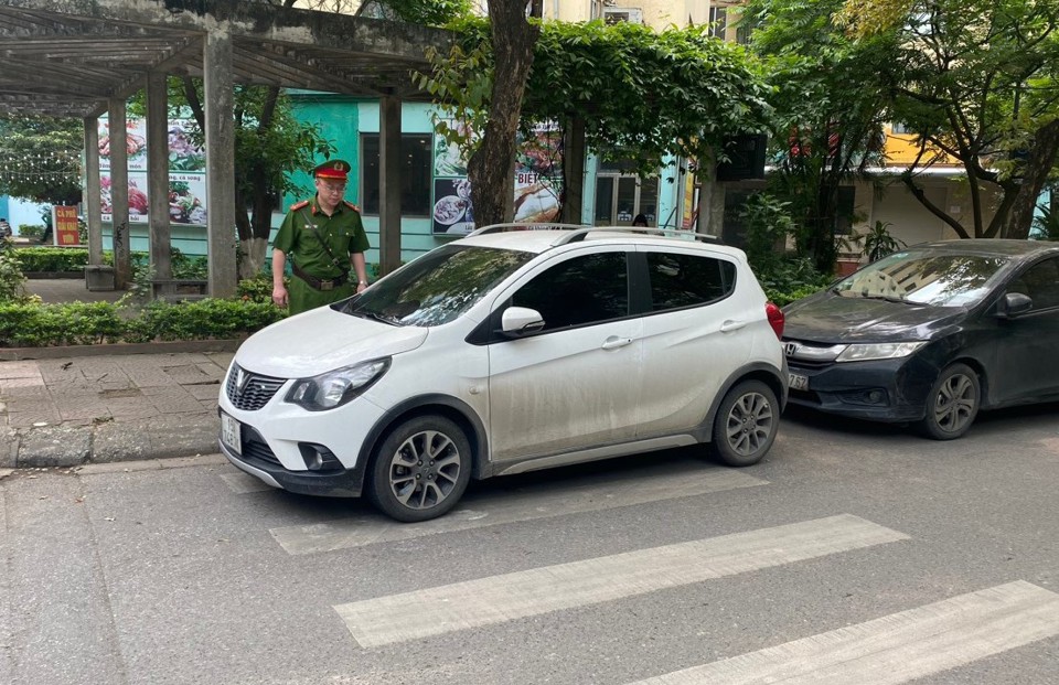 Lực lượng chức năng phường Dịch Vọng kiểm tra, xử l&yacute; một trường hợp dừng đỗ phương tiện tr&ecirc;n phần đường d&agrave;nh cho người đi bộ qua đường.