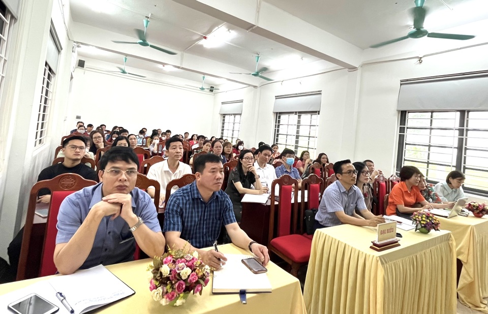 C&aacute;c buổi trao đổi, chia sẻ thu h&uacute;t rất đ&ocirc;ng sự tham gia người l&agrave;m quản l&yacute; gi&aacute;o dục cũng như c&aacute;c thầy c&ocirc; gi&aacute;o của quận Đống Đa v&agrave; huyện S&oacute;c Sơn.