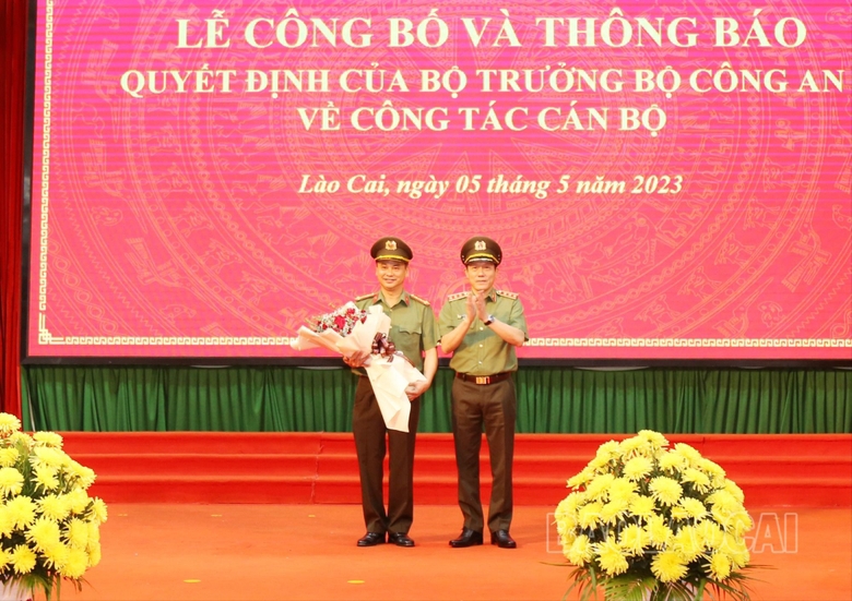 Thượng tướng Lương Tam Quang, Thứ trưởng Bộ C&ocirc;ng an tặng hoa ch&uacute;c mừng Đại t&aacute; Lưu Hồng Quảng được điều động nhận nhiệm vụ mới - Ảnh: B&aacute;o L&agrave;o Cai