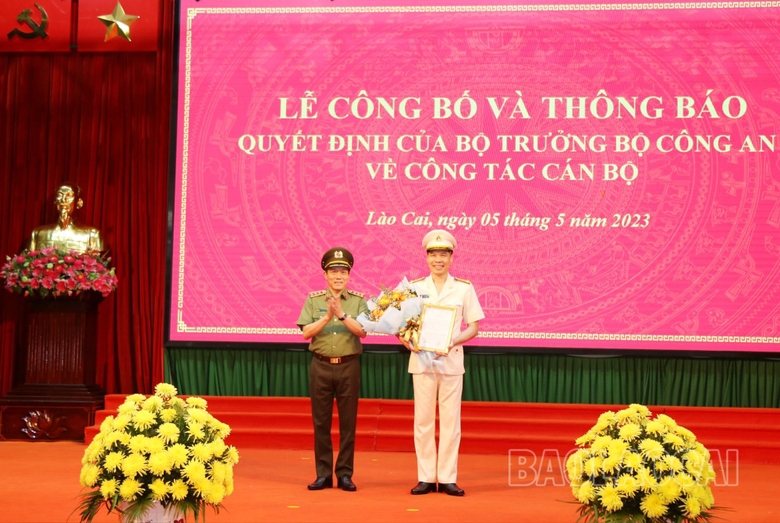 Thượng tướng Lương Tam Quang, Thứ trưởng Bộ C&ocirc;ng an trao Quyết định bổ nhiệm Gi&aacute;m đốc C&ocirc;ng an tỉnh L&agrave;o Cai cho Đại t&aacute; Cao Minh Huyền - Ảnh: B&aacute;o L&agrave;o Cai