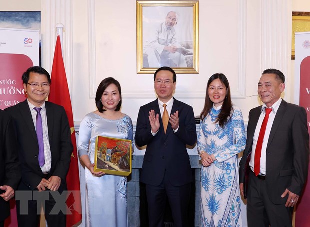 Chủ tịch nước V&otilde; Văn Thưởng tặng qu&agrave; lưu niệm cho Hội Người Việt Nam tại Anh. (Ảnh: Thống Nhất/TTXVN) &nbsp;