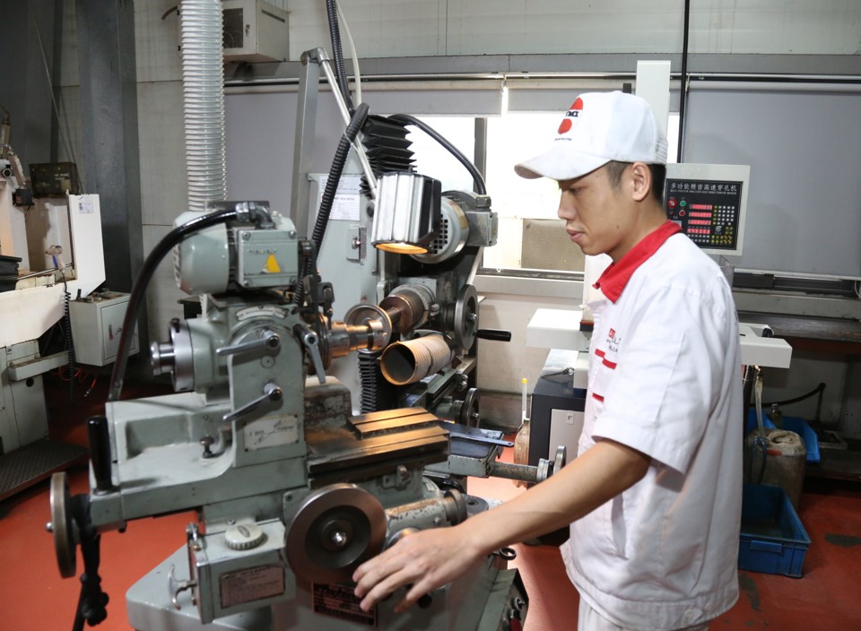 Công nhân đang vận hành dây chuyền trong Nhà máy của AN MI TOOLS tại Hưng Yên. Ảnh Thanh Hải