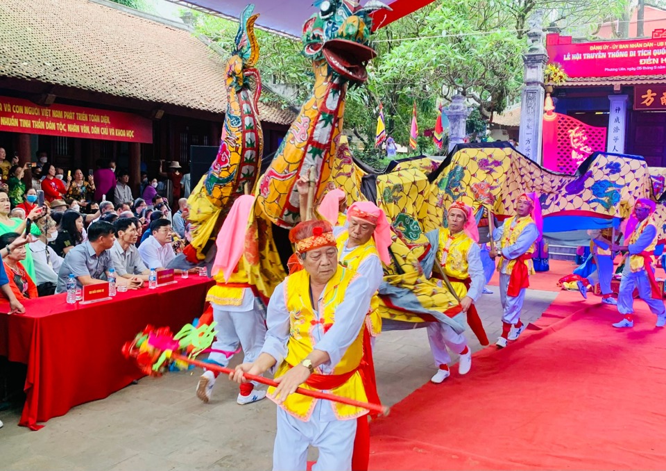 Đội m&uacute;a Tứ linh đ&aacute;nh trống biểu diễn tại lễ hội truyền thống đền Kim Li&ecirc;n.