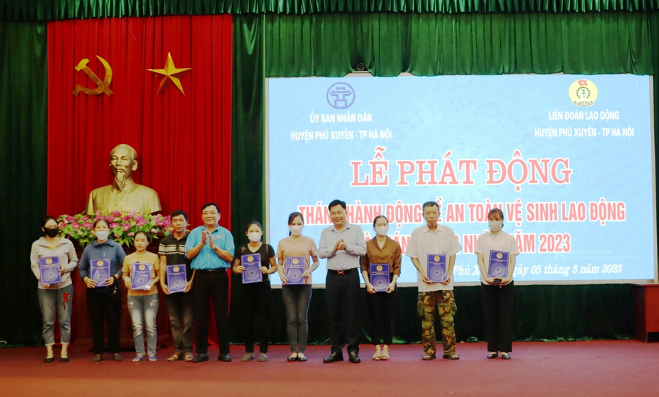 Ph&oacute; Chủ tịch UBND huyện Ph&uacute; Xuy&ecirc;n Nguyễn Mạnh Huy trao phần thưởng cho c&aacute;c tập thể, c&aacute; nh&acirc;n.