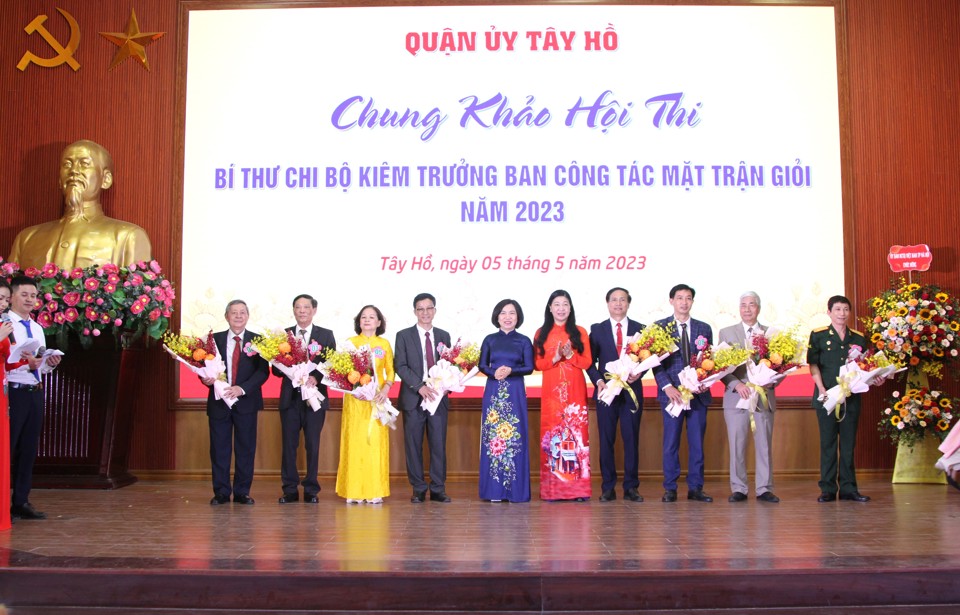 L&atilde;nh đạo TP v&agrave; quận T&acirc;y Hồ tặng hoa ch&uacute;c mừng c&aacute;c thi sinh tham dự Hội thi.