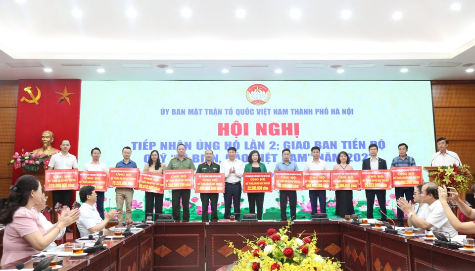 Ph&oacute; Chủ tịch Ủy ban Mặt trận Tổ quốc Việt Nam TP H&agrave; Nội Phạm Anh Tuấn thay mặt Ban Thường trực Ủy ban Mặt trận Tổ quốc Việt Nam TP tiếp nhận ủng hộ lần 2 v&agrave;o Quỹ ''V&igrave; biển, đảo Việt Nam'' năm 2023