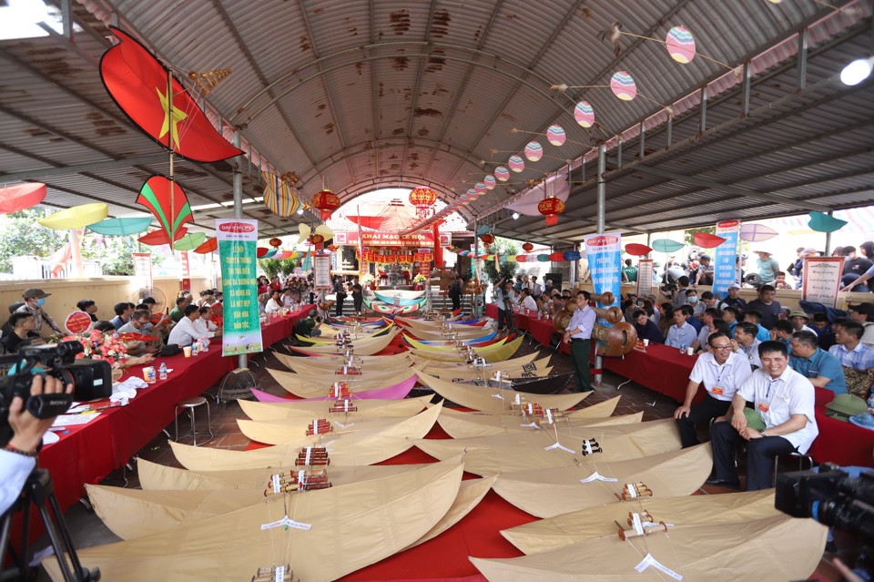 Thực hiện nghi lễ trình diều tại hội thi thả diều làng Bá Dương Nội năm 2023. Ảnh: Khánh Huy