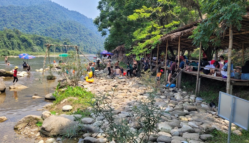 Kh&ocirc;ng gian R&agrave;o &Agrave;n gồm n&uacute;i rừng, suối hoang sơ hấp dẫn du kh&aacute;ch