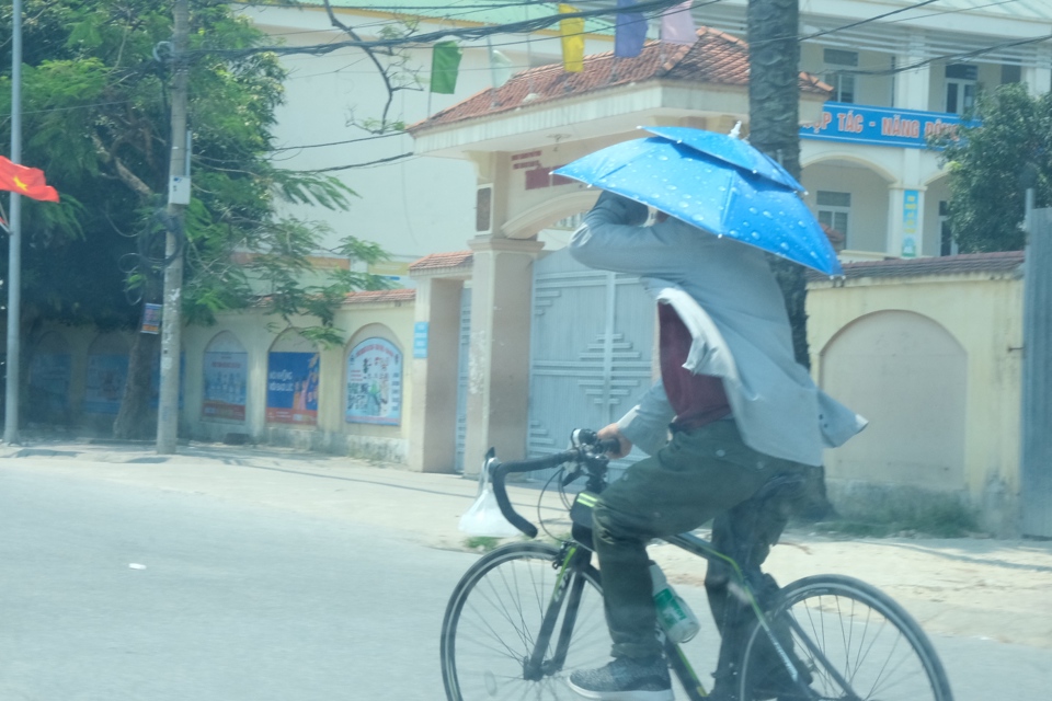 Nếu v&igrave; c&ocirc;ng việc phải ra khỏi nh&agrave; th&igrave; phải trang bị chống nắng rất cẩn thận.&nbsp;