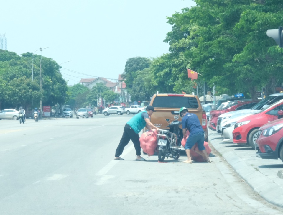 Giữa c&aacute;i nắng như đổ lửa, một số người vẫn phải thực hiện c&ocirc;ng việc mưu sinh