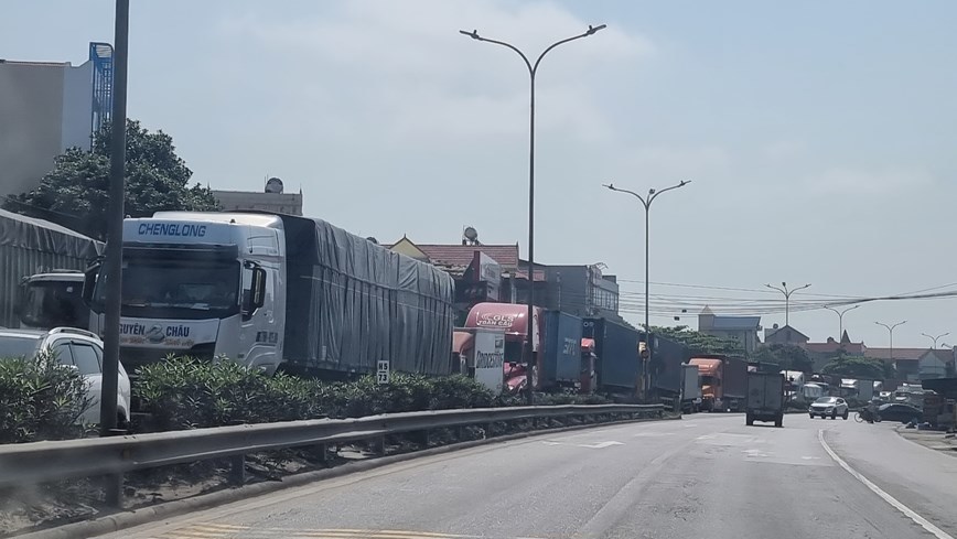 Hải Dương: Container gây tai nạn làm tắc hàng loạt phương tiện trên Quốc lộ 5 - Ảnh 3