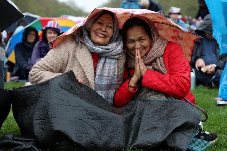 Người d&acirc;n tại Anh&nbsp; đội mua theo d&otilde;i khoảnh khắc nh&agrave; vua đăng quang. Ảnh: Reuters