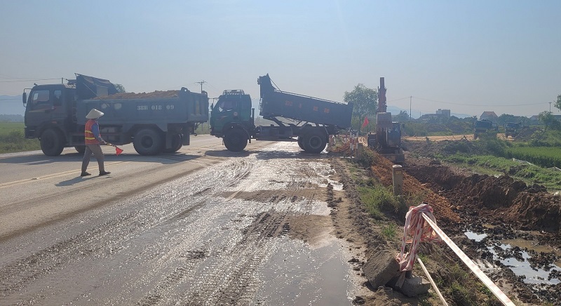 Đất c&aacute;t rơi v&atilde;i, nhầy nhụa tr&ecirc;n Quốc lộ 8A, tiềm ẩn nhiều nguy cơ xảy ra tai nạn giao th&ocirc;ng, &ocirc; nhiễm m&ocirc;i trường