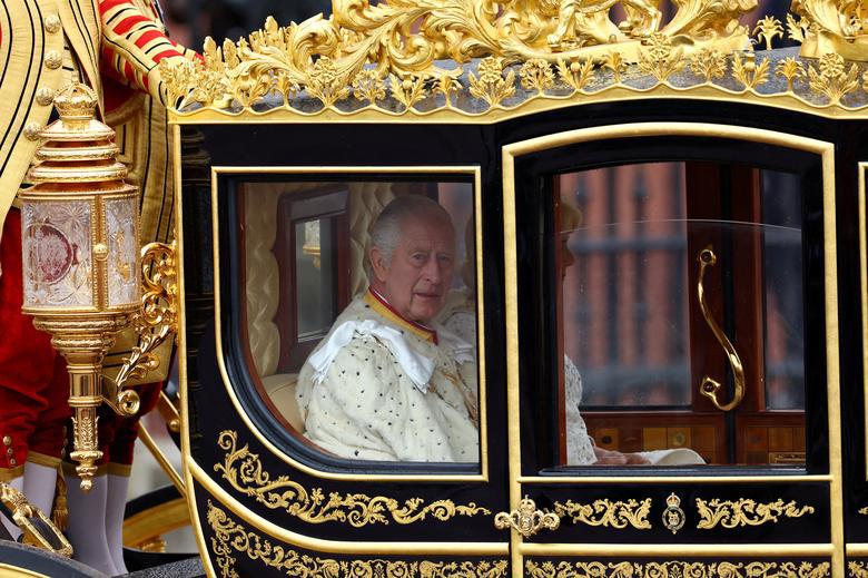 Vua Charles III tr&ecirc;n đường tới lễ đăng quang ng&agrave;y 6/5. Ảnh: Reuters