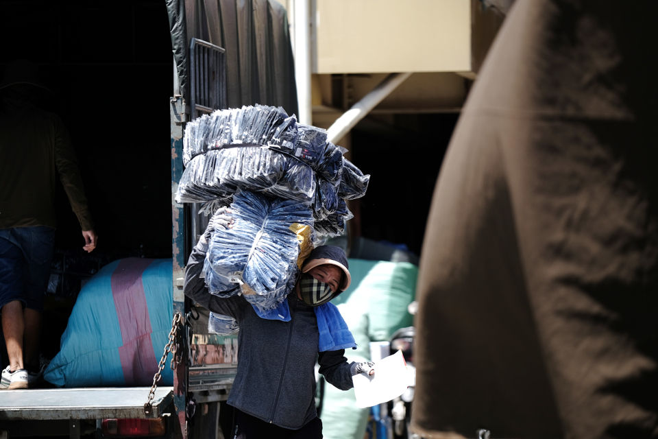 Người lao động tại chợ Đồng Xu&acirc;n l&agrave;m việc dưới c&aacute;i nắng&nbsp; gay gắt