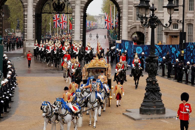 Buổi lễ bắt đầu khi Vua Charles III v&agrave; Vương hậu Camilla đi từ Cung điện Buckingham đến Tu viện Westminster. .Ảnh: Reuters