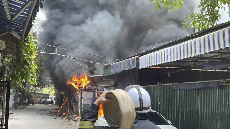 Ảnh: Cháy dữ dội tại bãi trông giữ xe trái phép ở Cầu Giấy  - Ảnh 3
