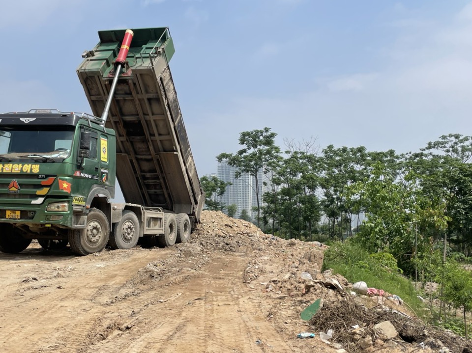 H&agrave;ng ng&agrave;y, những chiếc xe tải n&agrave;y vẫn đều đặn chở phế thải x&acirc;y dựng về tập kết, san lấp đất n&ocirc;ng nghiệp ở đ&acirc;y