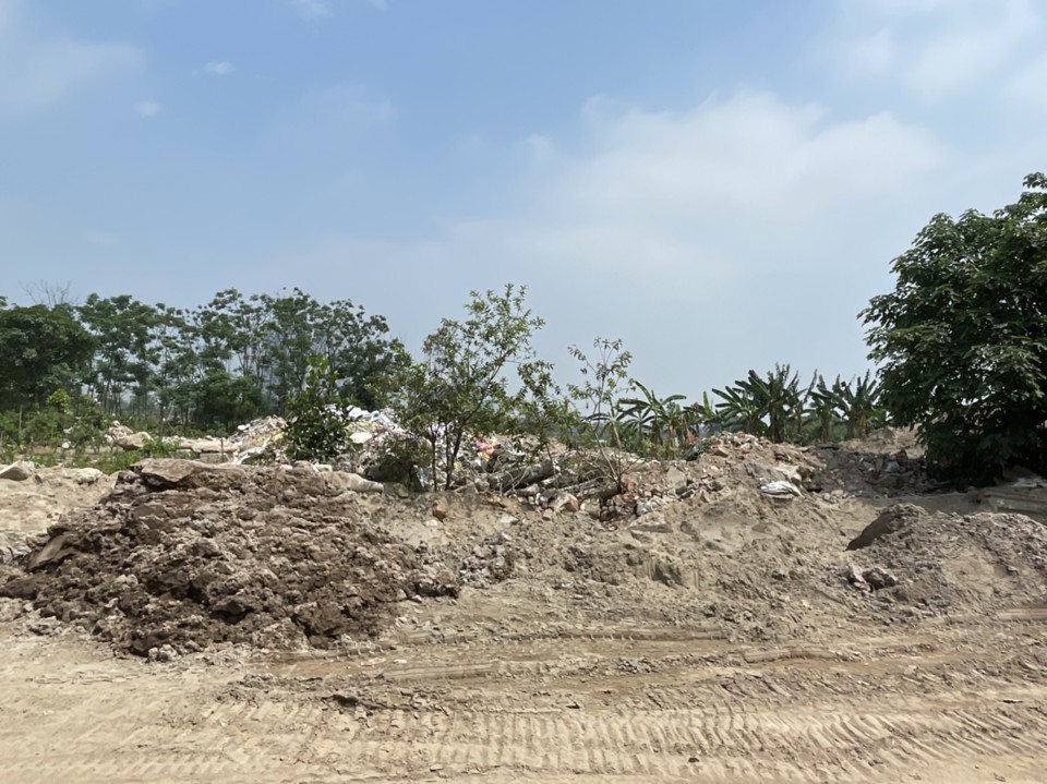Phế thải x&acirc;y dựng vừa được chở về để san lấp đất n&ocirc;ng nghiệp gần trường Tiểu học Trần Quốc Toản, phường Dương Nội