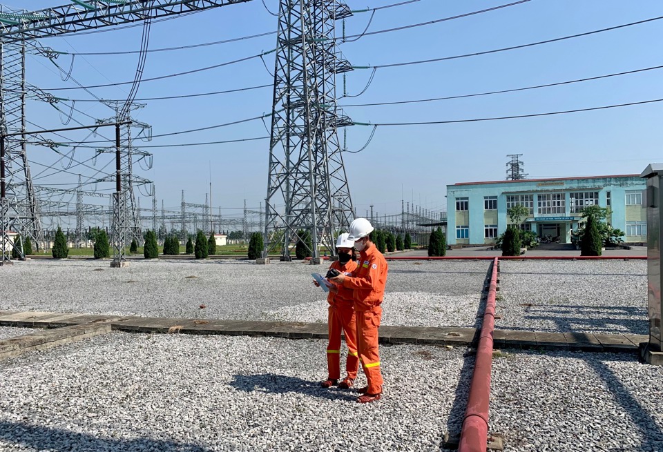 Lực lượng QLVH TBA 500kV Đ&ocirc;ng Anh tăng cường kiểm tra thiết bị khi ngo&agrave;i trời nhiệt độ tr&ecirc;n 40 độ. Ảnh: Ho&agrave;ng Anh