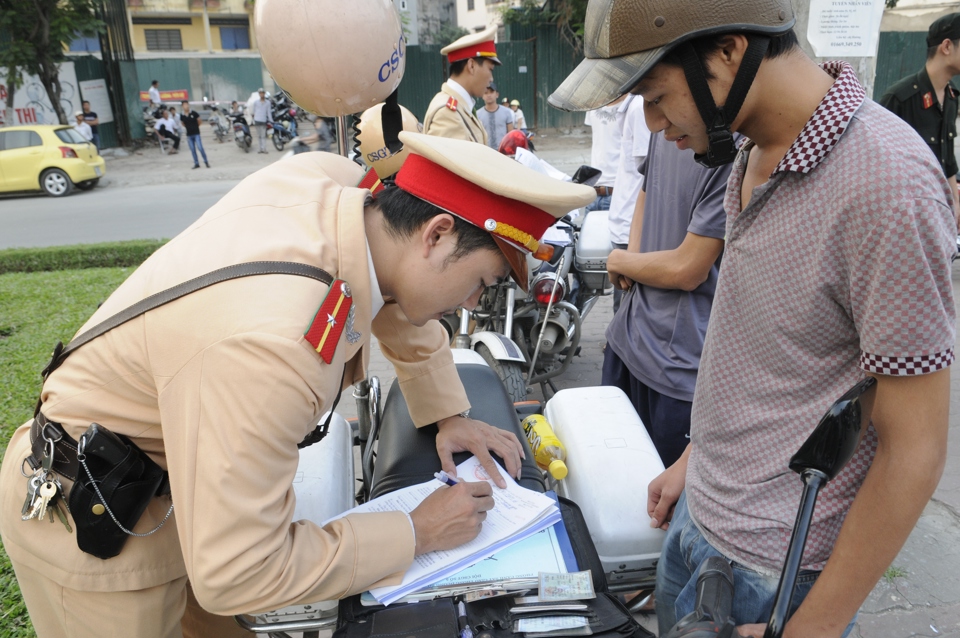 Người vi phạm giao thông cần nộp phạt đúng thời hạn để tránh bị tính nộp phạt chậm từ ngày 5-5-2023. Ảnh Hải Linh