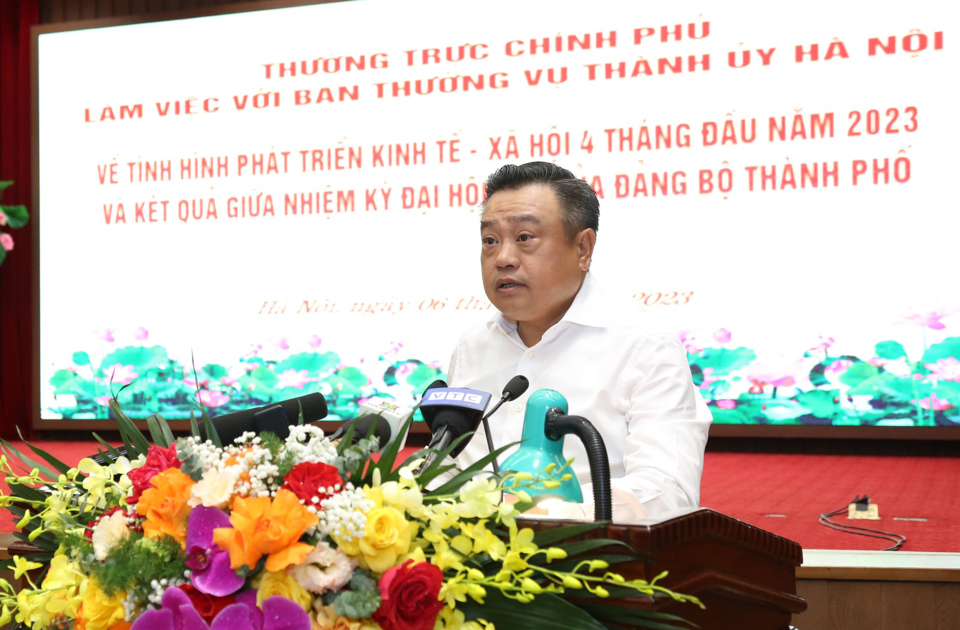 Chủ tịch UBND thành phố Hà Nội Trần Sỹ Thanh trình bày báo cáo tại buổi làm việc. Ảnh Thanh Hải