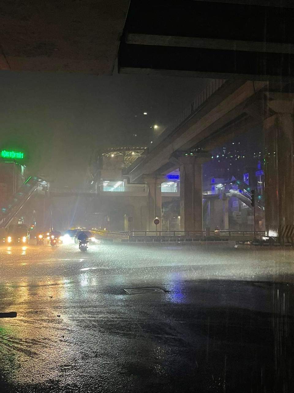 Hà Nội cùng nhiều địa phương được giải nhiệt bởi mưa dông,  thậm chí mưa đá - Ảnh 2