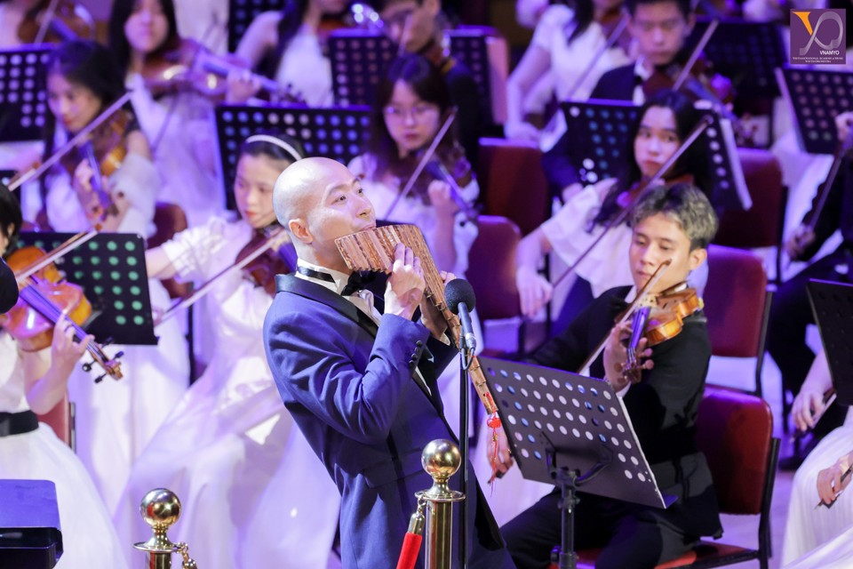 Nhạc trưởng Đồng Quang Vinh vừa chỉ huy, vừa chơi nhạc cụ tại đ&ecirc;m diễn