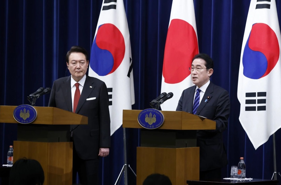 Thủ tướng Fumio Kishida v&agrave; Tổng thống H&agrave;n Quốc Yoon Suk Yeol. Ảnh: Bloomberg