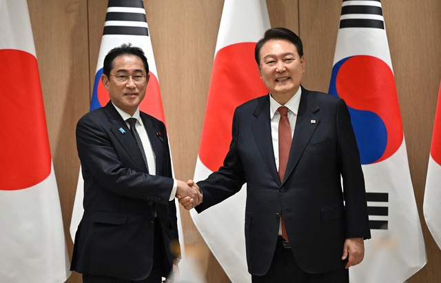 Tổng thống Yoon (phải) tiếp Thủ tướng Kishida tại Seoul vào ngày 7-5. Ảnh REUTERS