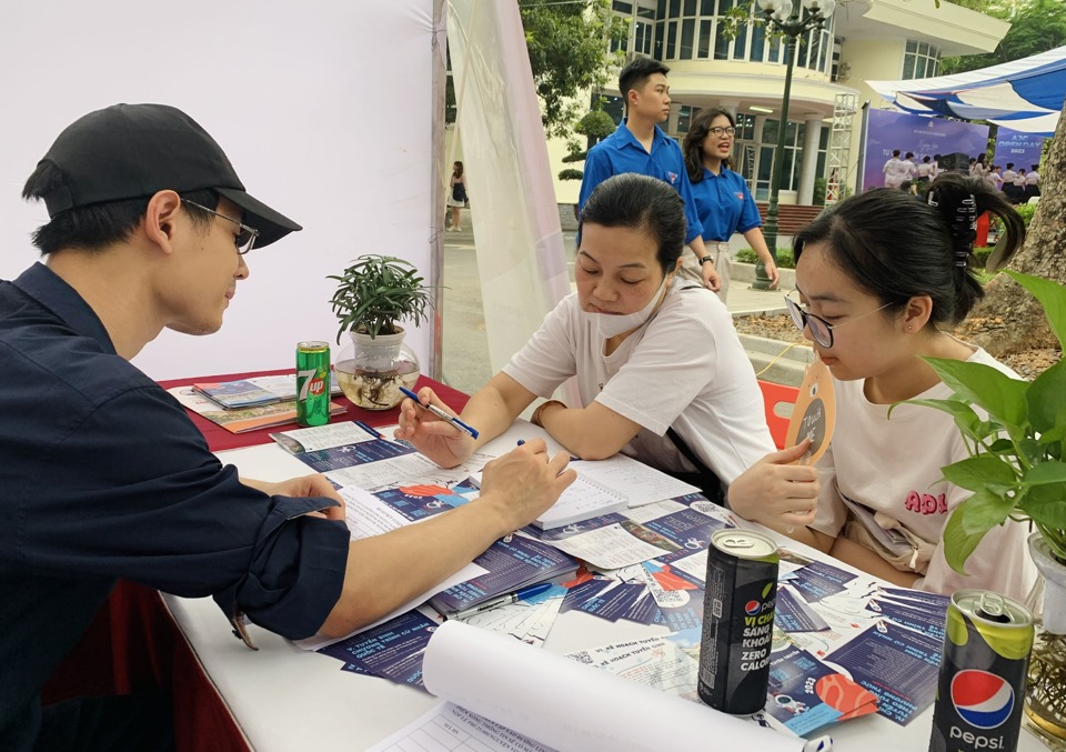 Các gian tư vấn cho phụ huynh, học sinh về các chương trình học tại HVBCTT