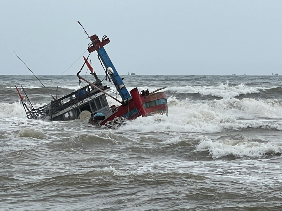 T&agrave;u c&aacute; TTH 91075 TS bị s&oacute;ng đ&aacute;nh ch&igrave;m.