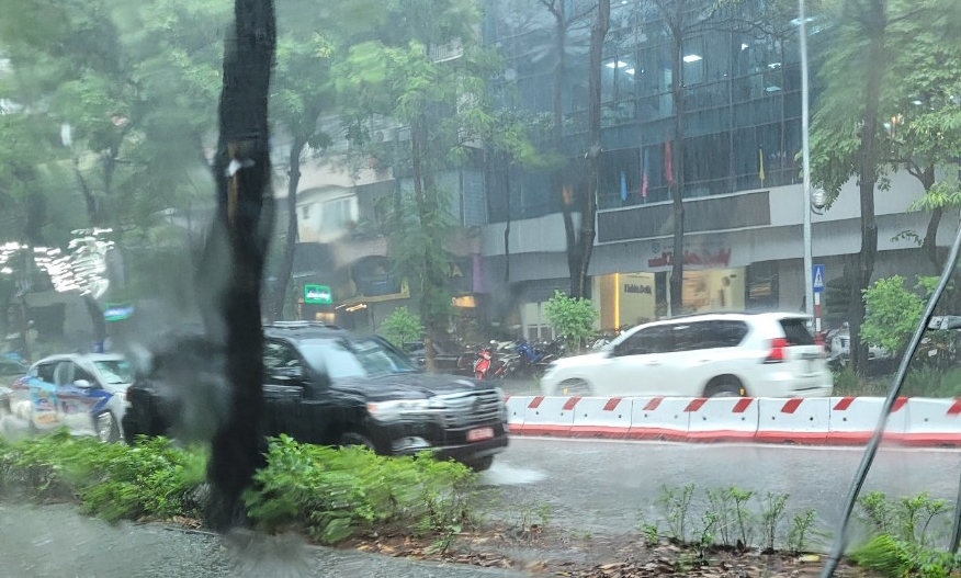 Cảnh báo mưa to, gió giật mạnh tại nội thành Hà Nội  - Ảnh 2