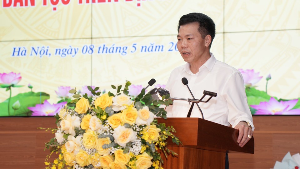 Trưởng Ban D&acirc;n tộc H&agrave; Nội Nguyễn Nguy&ecirc;n Qu&acirc;n b&aacute;o c&aacute;o tại Hội nghị.