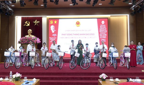 C&aacute;c đại biểu trao tặng xe đạp cho c&aacute;c em học sinh c&oacute; ho&agrave;n cảnh kh&oacute; khăn