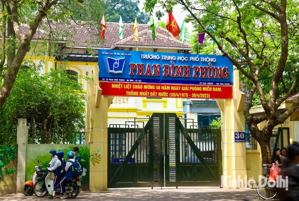 Trường THPT Phan Đ&igrave;nh Ph&ugrave;ng (30 Phan Đ&igrave;nh Ph&ugrave;ng, quận Ba Đ&igrave;nh) ra đời v&agrave;o năm 1923, mới đầu trường c&oacute; t&ecirc;n l&agrave; &Eacute;cole Normale Sup&eacute;rieur Đỗ Hữu Vị, lấy t&ecirc;n theo phi c&ocirc;ng đầu ti&ecirc;n của Đ&ocirc;ng Dương. Trong ảnh l&agrave; khối nh&agrave; văn ph&ograve;ng của trường xưa được bố tr&iacute; trong một biệt thự 2 tầng quay ra phố Phan Đ&igrave;nh Ph&ugrave;ng.