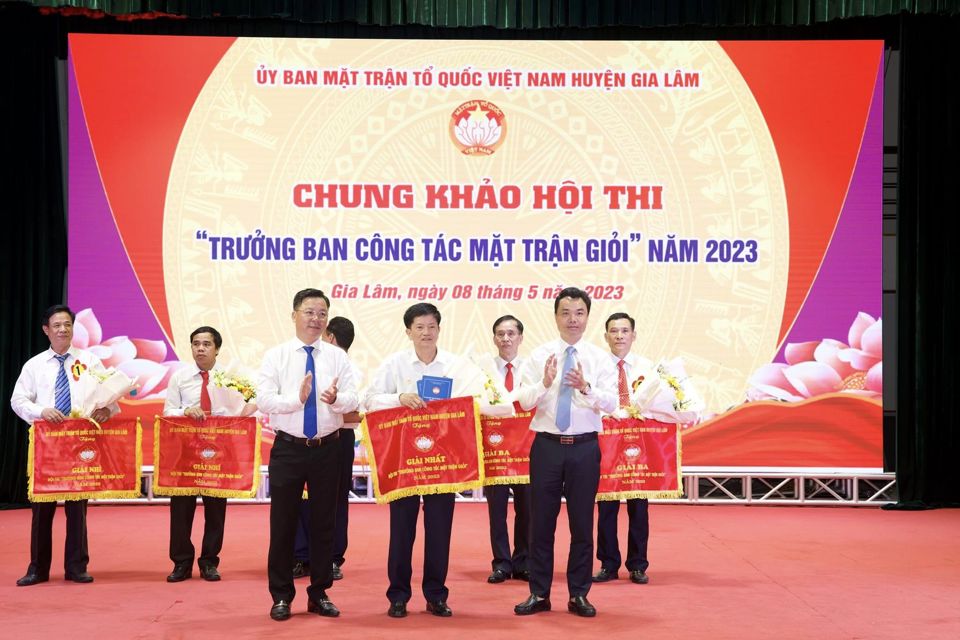 Ban tổ chức trao giải Nhất cho&nbsp;Trưởng ban c&ocirc;ng t&aacute;c Mặt trận th&ocirc;n Dương Đ&aacute; (x&atilde; Dương X&aacute;).