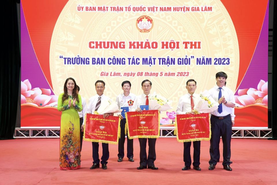 Ban tổ chức trao 3 giải Ba cho thị trấn Tr&acirc;u Quỳ, x&atilde; Ph&uacute; Thị v&agrave; x&atilde; Ph&ugrave; Đổng.