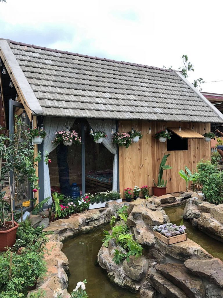 Ngôi nhà gỗ nhỏ xinh xắn nằm giữa vườn hoa hồng rực rỡ - Ảnh 6