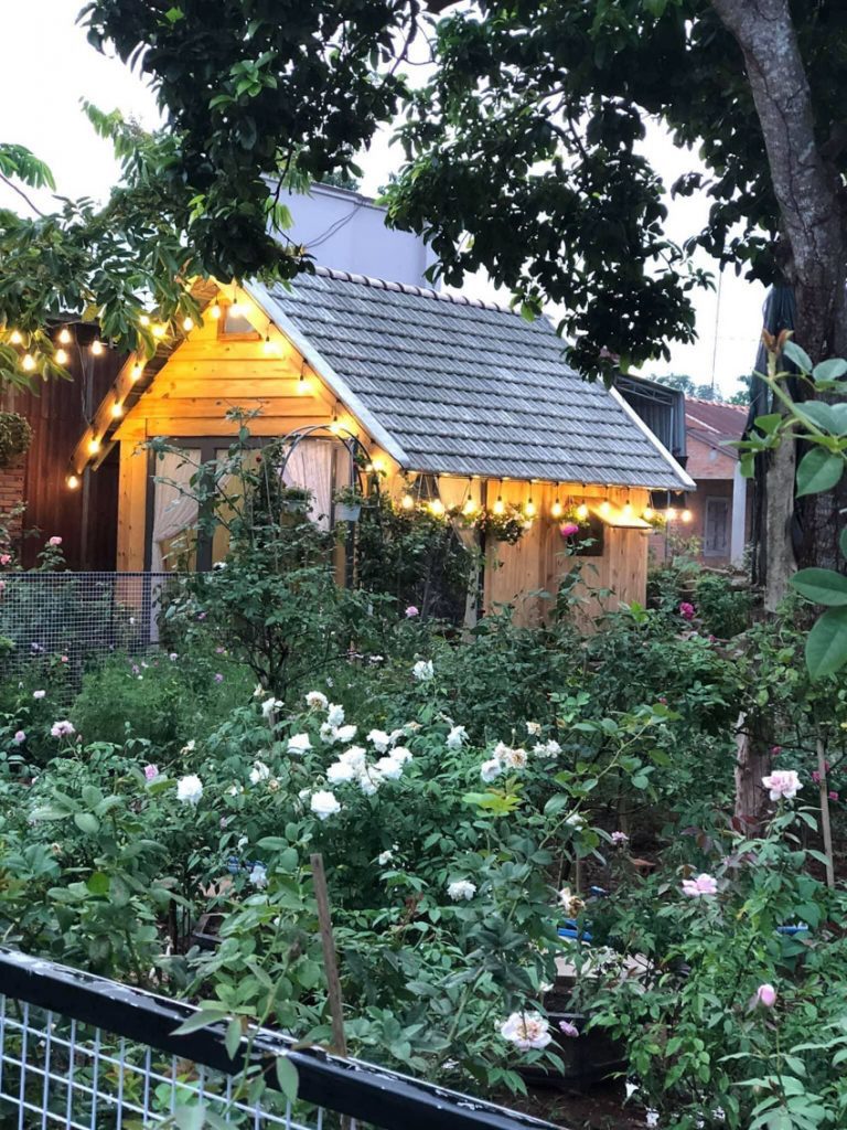 Ngôi nhà gỗ nhỏ xinh xắn nằm giữa vườn hoa hồng rực rỡ - Ảnh 5
