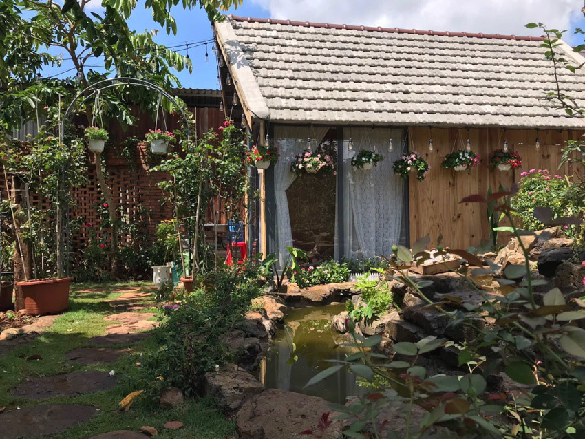 Ngôi nhà gỗ nhỏ xinh xắn nằm giữa vườn hoa hồng rực rỡ - Ảnh 4