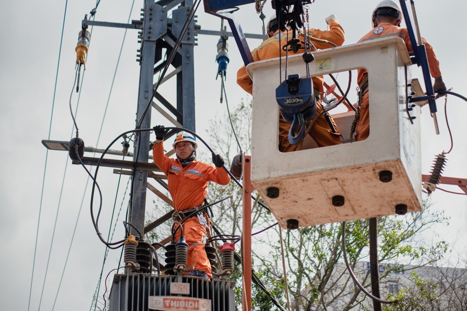 C&ocirc;ng nh&acirc;n điện lực miền Trung kiểm tra điện trong những ng&agrave;y năng n&oacute;ng. Ảnh: Ho&agrave;ng Anh