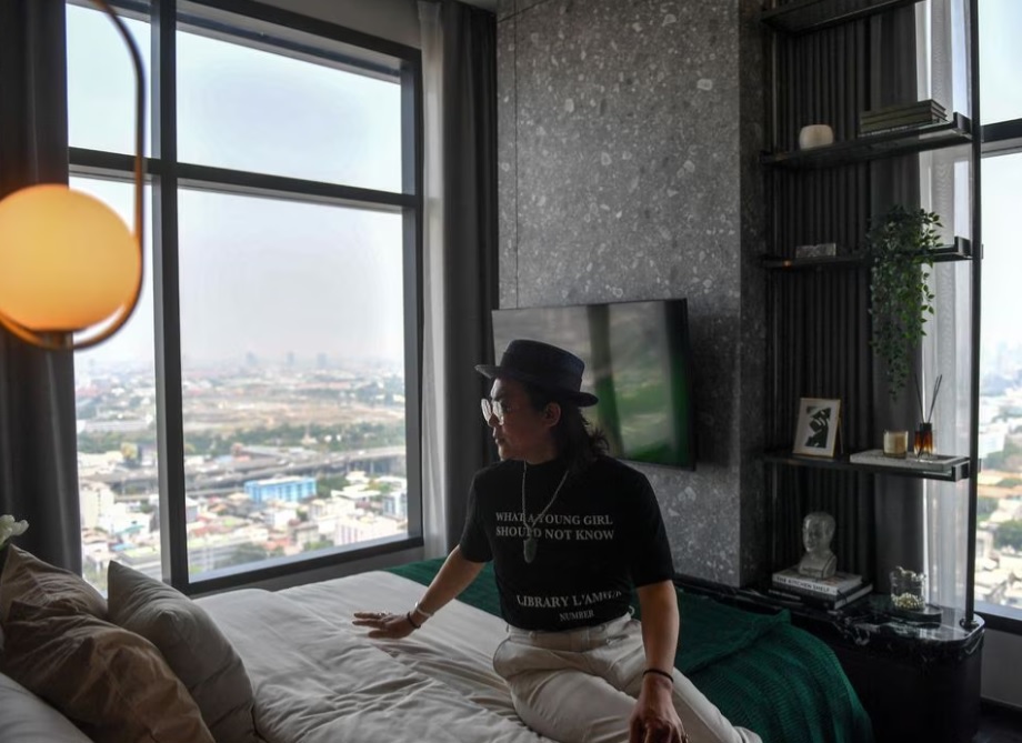 Daniel Bian, một kh&aacute;ch h&agrave;ng Trung Quốc tiềm năng đến thăm một chung cư cao cấp ở Bangkok, Th&aacute;i Lan, ng&agrave;y 20/4/2023. Ảnh: Reuters